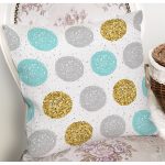 - 8284 - Realhomes Beyaz Zemin Üzerinde Gold Detaylı Renkli Puantiye Desenli Yastık Kırlent Kılıfı Realhomes
