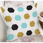 Beyaz Zemin Üzerinde Gold Detaylı Geometrik Desenli Yastık Kırlent Kılıfı Realhomes