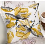 Beyaz Zemin Üzerinde Gold Detaylı Yaprak Desenli Modern Yastık Kırlent Kılıfı Realhomes