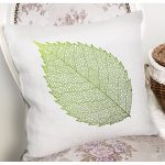 - 8431 - Realhomes  Beyaz Zemin Üzerinde Yeşil Sonbahar Yaprak Desenli Modern Yastık Kırlent Kılıfı Realhomes