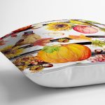 Beyaz Zemin Üzerinde Siyah Çizgili Bal Kabağı Desenli Yastık Kırlent Kılıfı Realhomes