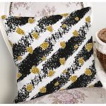 - 8535 - Realhomes Beyaz Zemin Üzerinde Siyah Çizgili Gold Detaylı Çilek Desenli Yastık Kılıfı Realhomes