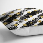 - 8535 - Realhomes Beyaz Zemin Üzerinde Siyah Çizgili Gold Detaylı Çilek Desenli Yastık Kılıfı Realhomes