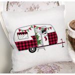 - 8610 - Realhomes Beyaz Zemin Üzerinde Ekose Desenli Karavan Motifli Modern Yastık Kırlent Kılıfı Realhomes