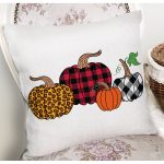 Beyaz Zemin Üzerinde Ekoseli Balkabakları Yastık Kırlent Kılıfı Realhomes