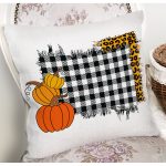 - 8636 - Realhomes Beyaz Zemin Üzerinde Ekose Desenli Balkabak Motifli Yastık Kırlent Kılıfı Realhomes