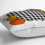 - 8636 - Realhomes Beyaz Zemin Üzerinde Ekose Desenli Balkabak Motifli Yastık Kırlent Kılıfı Realhomes