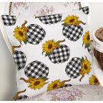 - 8640 - Realhomes Beyaz Zemin Üzerinde Ekose Desenli Balkabak Motifli Yastık Kırlent Kılıfı Realhomes