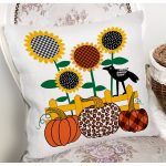 - 8649 - Realhomes Beyaz Zemin Üzerinde Ayçiçek Desenli Ekoseli Balkabağı Yastık Kırlent Kılıfı Realhomes