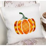 - 8714 - Realhomes Beyaz Zemin Üzerinde Ekose Desenli Balkabak Motifli Yastık Kırlent Kılıfı Realhomes