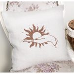 - 8836 - Realhomes Beyaz Zemin Üzerinde Onedraw Çizimli Güneş Tutan El Desenli Yastık Kırlent Kılıfı Realhomes