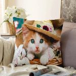 - Sonil-K-20-Gorsel1 - Realhomes Şapkalı Kedi Dijital Baskılı Dekoratif Raşel Kadife Yastık Kırlent Kılıfı Realhomes