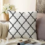 Siyah Beyaz Ogea Desenli Dekoratif Raşel Kadife Yastık Kırlent Kılıfı Realhomes
