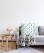 Beyaz Mint Yeşili Yaprak Motifli Dekoratif Raşel Kadife Yastık Kırlent Kılıfı Realhomes