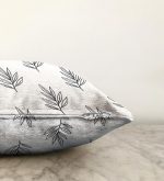 Beyaz Temalı Yaprak Çizimi Motifli Dijital Baskılı Raşel Kadife Kırlent Kılıfı Realhomes