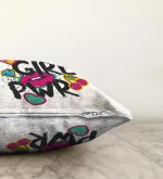 - Sonil-K-2085-Gorsel3 - Realhomes Dudak Dijital Baskılı Girl Power Raşel Kadife Yastık Kırlent Kılıfı Realhomes