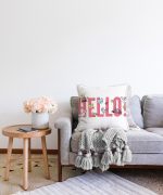 - Sonil-K-2110-Gorsel2 - Realhomes Özel Tasarım Hello Yazı Desenli Dijital Baskılı Raşel Kadife Kırlent Kılıfı Realhomes