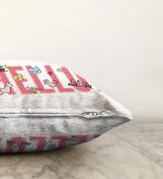 - Sonil-K-2110-Gorsel3 - Realhomes Özel Tasarım Hello Yazı Desenli Dijital Baskılı Raşel Kadife Kırlent Kılıfı Realhomes