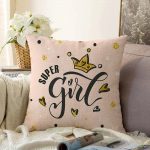 - Sonil-K-2117-Gorsel1 - Realhomes Süper Girl Yazı Desenli Dijital Baskılı Dekoratif Raşel Kadife Kırlent Kılıfı Realhomes