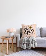 - Sonil-K-2117-Gorsel2 - Realhomes Süper Girl Yazı Desenli Dijital Baskılı Dekoratif Raşel Kadife Kırlent Kılıfı Realhomes