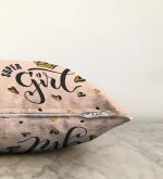 - Sonil-K-2117-Gorsel3 - Realhomes Süper Girl Yazı Desenli Dijital Baskılı Dekoratif Raşel Kadife Kırlent Kılıfı Realhomes