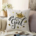 - Sonil-K-2135-Gorsel1 - Realhomes  Süper Girl Yazı Desenli Dijital Baskılı Dekoratif Raşel Kadife Kırlent Kılıfı Realhomes