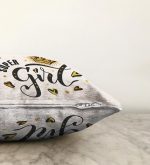 - Sonil-K-2135-Gorsel3 - Realhomes  Süper Girl Yazı Desenli Dijital Baskılı Dekoratif Raşel Kadife Kırlent Kılıfı Realhomes