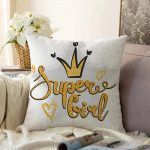 - Sonil-K-2138-Gorsel1 - Realhomes Süper Girl Yazı Desenli Dijital Baskılı Modern Raşel Kadife Kırlent Kılıfı Realhomes