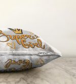 - Sonil-K-2138-Gorsel3 - Realhomes Süper Girl Yazı Desenli Dijital Baskılı Modern Raşel Kadife Kırlent Kılıfı Realhomes