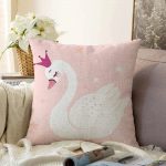 - Sonil-K-2143-Gorsel1 - Realhomes Pembe Zeminli Kuğu Desenli Dijital Baskılı Raşel Kadife Yastık Kılıfı Realhomes