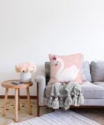 - Sonil-K-2143-Gorsel2 - Realhomes Pembe Zeminli Kuğu Desenli Dijital Baskılı Raşel Kadife Yastık Kılıfı Realhomes