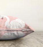 - Sonil-K-2143-Gorsel3 - Realhomes Pembe Zeminli Kuğu Desenli Dijital Baskılı Raşel Kadife Yastık Kılıfı Realhomes