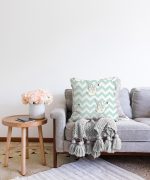 - Sonil-K-2145-Gorsel2 - Realhomes  Zigzag Zeminli Kuğu Desenli Dijital Baskılı Modern Raşel Kadife Yastık Kılıfı Realhomes