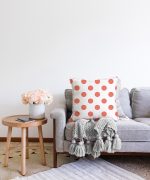 - Sonil-K-2156-Gorsel2 - Realhomes  Yavru Ağzı Puantiyeli Dijital Baskılı Dekoratif Raşel Kadife Yastık Kılıfı Realhomes