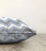 - Sonil-K-2177-Gorsel3 - Realhomes Mavi Gri Zigzag Desenli Dijital Baskılı Dekoratif Raşel Kadife Yastık Kılıfı Realhomes