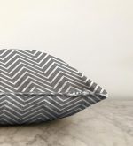 - Sonil-K-2232-Gorsel3 - Realhomes Gri Zigzag Temalı Dijital Baskılı Modern Dekoratif Raşel Kadife Yastık Kılıfı Realhomes