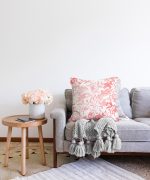 Pembe Yaprak Temalı Dijital Baskılı Raşel Kadife Yastık Kırlent Kılıfı Realhomes