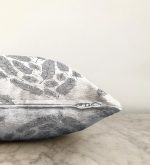 - Sonil-K-2249-Gorsel3 - Realhomes Tüy Desen Kalp Motifli Dijital Baskılı Dekoratif Raşel Kadife Kırlent Kılıfı Realhomes