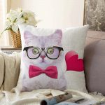 - Sonil-K-225-Gorsel1 - Realhomes  Kedili Dijital Baskılı Dekoratif Raşel Kadife Yastık Kırlent Kılıfı Realhomes