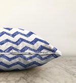 - Sonil-K-2257-Gorsel3 - Realhomes Püskürtme Desenli Zigzag Temalı Dijital Baskılı Raşel Kadife Kırlent Kılıfı Realhomes