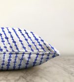 - Sonil-K-2296-Gorsel3 - Realhomes Mavi Çizgili Desenli Dijital Baskılı Modern Raşel Kadife Kırlent Kılıfı Realhomes