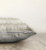 - Sonil-K-2310-Gorsel3 - Realhomes Kahverengi Zeminli Çizgili Dijital Baskılı Raşel Kadife Yastık Kılıfı Realhomes