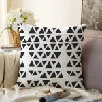 - Sonil-K-2322-Gorsel1 - Realhomes Siyah Üçgen Motifli Dijital Baskılı Modern Raşel Kadife Yastık Kılıfı Realhomes
