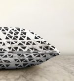 - Sonil-K-2322-Gorsel3 - Realhomes Siyah Üçgen Motifli Dijital Baskılı Modern Raşel Kadife Yastık Kılıfı Realhomes