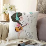 Şarkı Söyleyen Kız Desenli Dijital Baskılı Raşel Kadife Kırlent Kılıfı Realhomes