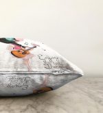 Şarkı Söyleyen Kız Desenli Dijital Baskılı Raşel Kadife Kırlent Kılıfı Realhomes