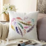 Renkli Tüyler Kalp Motifli Dekoratif Raşel Kadife Yastık Kırlent Kılıfı Realhomes