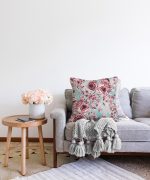 - Sonil-K-2350-Gorsel2 - Realhomes Mavi Zeminde Pembe Güller Motifli Dekoratif Raşel Kadife Yastık Kırlent Kılıfı Realhomes