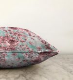 - Sonil-K-2350-Gorsel3 - Realhomes Mavi Zeminde Pembe Güller Motifli Dekoratif Raşel Kadife Yastık Kırlent Kılıfı Realhomes