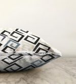 - Sonil-K-2381-Gorsel3 - Realhomes  Gri Siyah Labirent Çizimli Modern Dijital Baskılı Raşel Kadife Yastık Kılıfı Realhomes